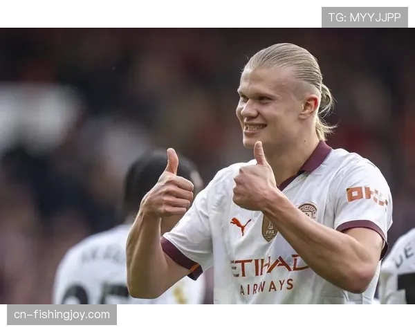 哈兰德晒巴黎游玩照，曼城球员获短暂假期中锋与女友同游