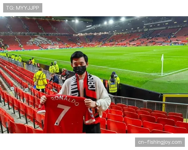 特写:老特拉福德南看台,为纪念巴斯比宝贝空出的座位 特写:老特拉福德南看台,为纪念巴斯比宝贝空出的座位